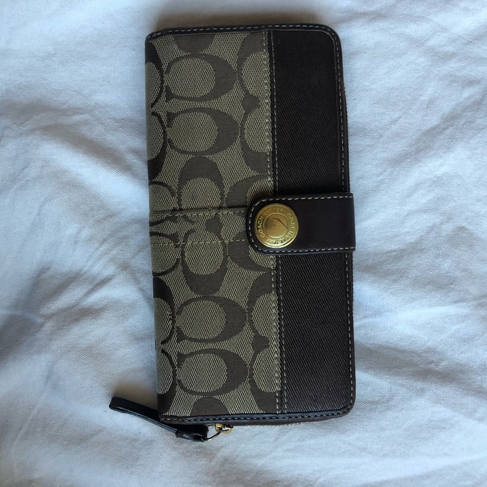 Coach wallet clutch in signature canvas
